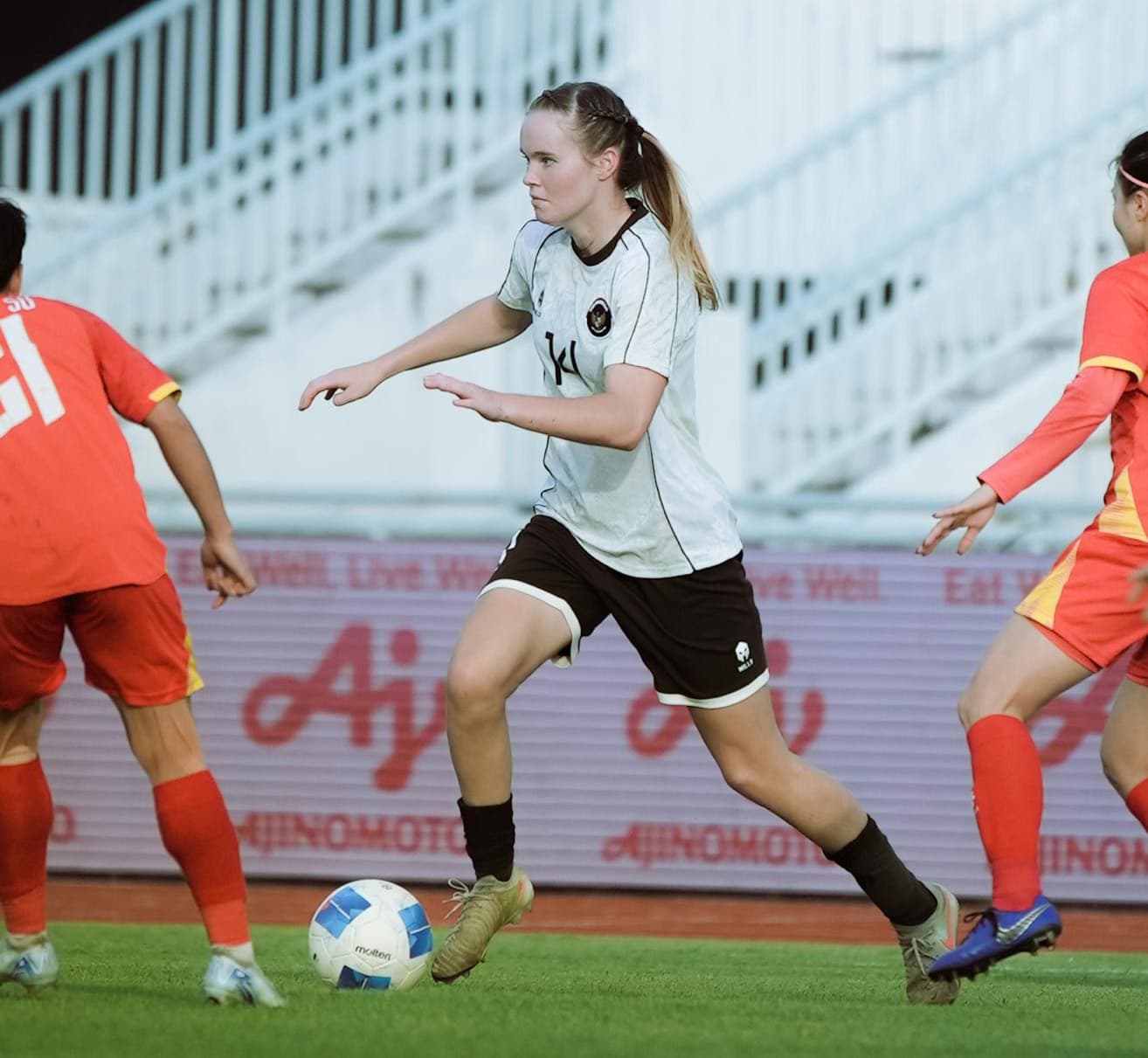 Isa Warps aan de bal