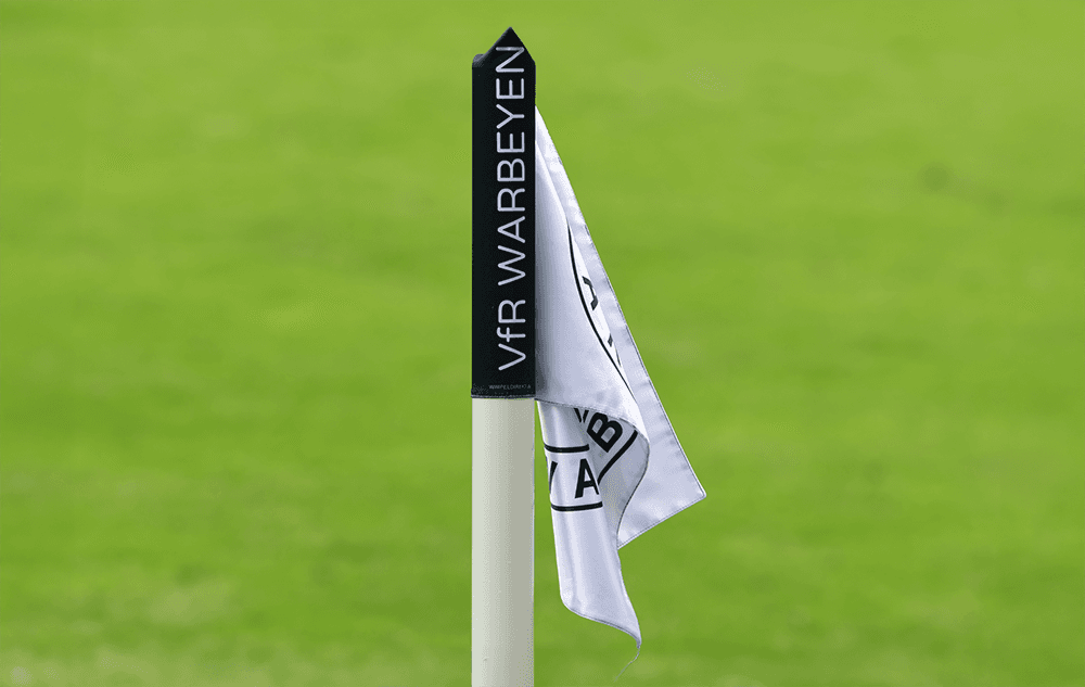 International Isa Warps beweegt zich tussen twee voetbalwerelden